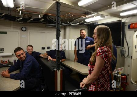 Vertreter Lauren Matsumoto, Hawaii State Repräsentantenhaus, Gespräche mit der Besatzungsmitglieder der U.S. Coast Guard Cutter Ahi (WPB 87364) auf ihre Verwirrung Deck in Honolulu, 21. Mai 2018. Vertreter Matsumoto kam mit der Crew über ihre Mission zu sprechen und Sie mit der Verkündigung der Nationalen sicheren Bootfahren Woche Mai 19-25, 2018 Ort zu präsentieren. Stockfoto