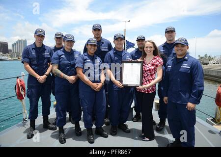 Vertreter Lauren Matsumoto, Hawaii State Repräsentantenhaus, steht mit der Crew der U.S. Coast Guard Cutter Ahi (WPB 87364) auf der Basis von Honolulu, 21. Mai 2018. Vertreter Matsumoto kam mit der Besatzung und der Hand zu sprechen - eine Proklamation für Nationale Sicherheit Bootfahren Woche Mai 19-25, 2018 Ort liefern. Stockfoto