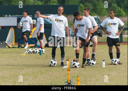 Us-Armee finden Sgt. Raul Chinone behandelt das Agility drill mit Mitgliedern des All-Army Fußball-Team am 21. Mai 2018 Praxis in Fort Bragg, North Carolina. Chinone, ein Motor Transport Operator mit der 217Th Transportation Company, 4 Sustainment Command (Auslandseinsätze) in Fort Sam Houston, Texas, hat ein Mitglied des All-Army Fußball-Team seit 2012. Stockfoto