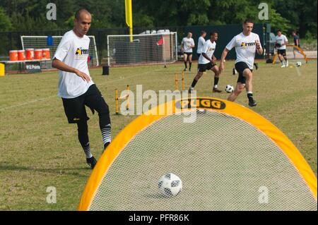 Us-Armee finden Sgt. Raul Chinone läuft durch Agilität Bohrer mit Mitgliedern des All-Army Fußball-Team am 21. Mai 2018 Praxis in Fort Bragg, North Carolina. Chinone, ein Motor Transport Operator mit der 217Th Transportation Company, 4 Sustainment Command (Auslandseinsätze) in Fort Sam Houston, Texas, hat ein Mitglied des All-Army Fußball-Team seit 2012. Stockfoto