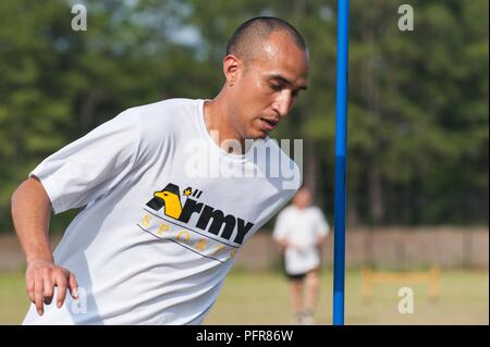 Us-Armee finden Sgt. Raul Chinone läuft durch Agilität Bohrer mit Mitgliedern des All-Army Fußball-Team am 21. Mai 2018 Praxis in Fort Bragg, North Carolina. Chinone, ein Motor Transport Operator mit der 217Th Transportation Company, 4 Sustainment Command (Auslandseinsätze) in Fort Sam Houston, Texas, hat ein Mitglied des All-Army Fußball-Team seit 2012. Stockfoto