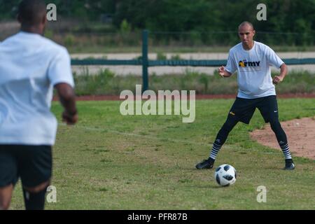 Us-Armee finden Sgt. Raul Chinone geht auf eine All-Army Fußball Mannschaftskamerad während eines am 21. Mai 2018 Praxis in Fort Bragg, North Carolina. Chinone, ein Motor Transport Operator mit der 217Th Transportation Company, 4 Sustainment Command (Auslandseinsätze) in Fort Sam Houston, Texas, hat ein Mitglied des All-Army Fußball-Team seit 2012. Stockfoto