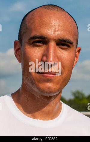 Us-Armee finden Sgt. Raul Chinone, Mitglied des All-Army Fußballmannschaft, hält sie für ein Foto während eines am 21. Mai 2018 Praxis in Fort Bragg, North Carolina. Chinone, ein Motor Transport Operator mit der 217Th Transportation Company, 4 Sustainment Command (Auslandseinsätze) in Fort Sam Houston, Texas, hat ein Mitglied des All-Army Fußball-Team seit 2012. Stockfoto