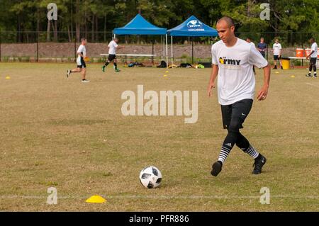 Us-Armee finden Sgt. Raul Chinone passt den Ball während eines am 21. Mai 2018 Praxis in Fort Bragg, North Carolina. Chinone, ein Motor Transport Operator mit der 217Th Transportation Company, 4 Sustainment Command (Auslandseinsätze) in Fort Sam Houston, Texas, hat ein Mitglied des All-Army Fußball-Team seit 2012. Stockfoto