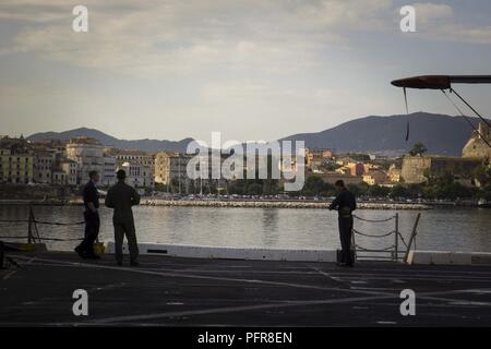 Korfu, Griechenland (21. Mai 2018) Marinesoldaten und Matrosen an Bord der San Antonio-Klasse amphibious Transport dock USS New York (LPD 21) die Skyline beobachten, wie das Schiff fährt Korfu, Griechenland, 21. Mai 2018, nach einer geplanten Hafen besuchen. New York, seit der Abreise seinen Heimathafen von Mayport, Florida, hat eine nach vorn naval Präsenz, unterstützt Maritime Security Operations, Krisenbewältigung und Theater die sicherheitspolitische Zusammenarbeit in Europa, Afrika und dem Nahen Osten Theater. Stockfoto