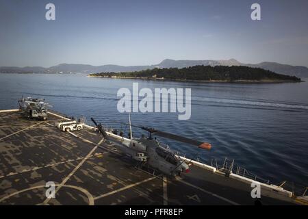 Korfu, Griechenland folgenden geplanten Hafen Besuch (21. Mai 2018) Der San Antonio-Klasse amphibious Transport dock USS New York (LPD 21) fährt Korfu, Griechenland, 21. Mai 2018. New York, seit der Abreise seinen Heimathafen von Mayport, Florida, hat eine nach vorn naval Präsenz, unterstützt Maritime Security Operations, Krisenbewältigung und Theater die sicherheitspolitische Zusammenarbeit in Europa, Afrika und dem Nahen Osten Theater. Stockfoto