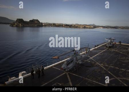 Korfu, Griechenland folgenden geplanten Hafen Besuch (17. Mai 2018) Der San Antonio-Klasse amphibious Transport dock USS New York (LPD 21) fährt Korfu, Griechenland, 21. Mai 2018. New York, seit der Abreise seinen Heimathafen von Mayport, Florida, hat eine nach vorn naval Präsenz, unterstützt Maritime Security Operations, Krisenbewältigung und Theater die sicherheitspolitische Zusammenarbeit in Europa, Afrika und dem Nahen Osten Theater. Stockfoto