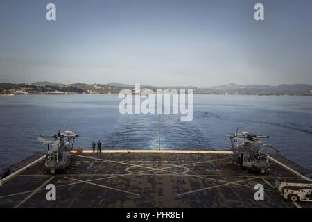 Korfu, Griechenland folgenden geplanten Hafen Besuch (17. Mai 2018) Der San Antonio-Klasse amphibious Transport dock USS New York (LPD 21) fährt Korfu, Griechenland, 21. Mai 2018. New York, seit der Abreise seinen Heimathafen von Mayport, Florida, hat eine nach vorn naval Präsenz, unterstützt Maritime Security Operations, Krisenbewältigung und Theater die sicherheitspolitische Zusammenarbeit in Europa, Afrika und dem Nahen Osten Theater. Stockfoto