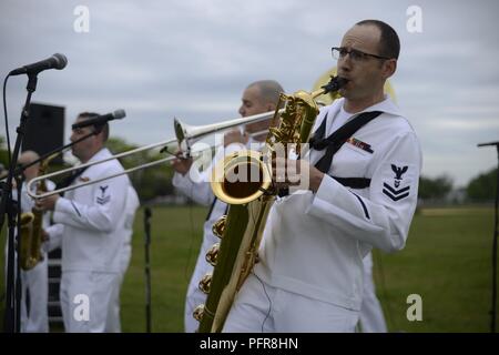 STATEN ISLAND, NEW YORK (22. Mai 2018) Musiker 2. Klasse Matt Tremel, aus Minneapolis, ist ein Mitglied der US-Flotte Kräfte Band. Tremel,, die seit der vierten Klasse, der mit der Band an der United States Navy aviation Event bei Miller Feld in Staten Island für Fleet Week New York durchgeführt. Jetzt in seinem 30. Jahr, Fleet Week New York ist die Stadt der altehrwürdige Feier auf das Meer. Es ist eine einmalige Chance für die Bürger von New York und die umliegenden Tri-state-Area zu treffen Seemänner, Marinesoldaten und Küstenwache sowie Zeugnis aus erster Hand die neuesten capabi Stockfoto