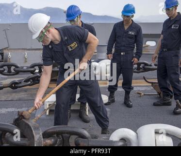Korfu, Griechenland (21. Mai 2018) Leutnant Blake Pauley, von Hudson, Ohio, entfernt die Reitschule Stopfen vom Anker Kette während Meer und anker detail auf der Fo'c's le der San Antonio-Klasse amphibious Transport dock Schiff USS New York (LPD-21) 21. Mai 2018. New York, homeported in Mayport, Florida, ist die Durchführung von naval Operations in den USA 6 Flotte Bereich der Maßnahmen zur Unterstützung der US-amerikanischen nationalen Sicherheit Interesse in Europa und Afrika. Stockfoto