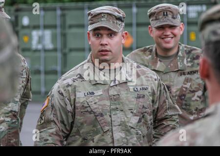 Chief Warrant Officer 2 Eric Land-, Luft- und Raketenabwehr Tech 5 Bataillon zugeordnet, 7 Air Defense Artillery Regiment bietet eine Anleitung zu 14 T Soldaten vor der Rakete upload am 22. Mai zur Unterstützung der SABRE STREIK 18. Nationen, die Teilnahme an der Übung gehören Belgien, Kanada, Kroatien, Dänemark, Deutschland, Estland, Finnland, Frankreich, Deutschland, Italien, Lettland, Litauen, Luxemburg, Niederlande, Norwegen, Österreich, Polen, Portugal, Slowenien, die Slowakei, das Vereinigte Königreich und die Vereinigten Staaten. Stockfoto