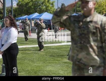 Flieger, Soldaten, Veteranen, und Zivilisten sammeln für eine Gedenkstätte Tag Einweihung 23. Mai 2018 Gowen Field, Boise, Idaho. Die Veranstaltung ehrt die, die in der Verteidigung unserer Nation gedient haben und das ultimative Opfer gezahlt. Stockfoto