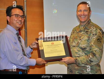 Maj. Scotty Autin, stellvertretender Kommandeur für die US-Armee Korps der Ingenieure Los Angeles District, rechts, stellt Ed De Mesa, Leiter der Planungsabteilung für die LA-Bezirk, Links, mit einem Zertifikat und danke ihm für die Lautsprecher an den Asiatischen des Bezirks Amerikanische/Pacific Islander Erbe Monat Einhaltung 22. Mai im Bezirk Hauptsitz in Downtown LA. Stockfoto