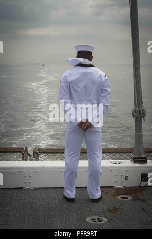 YORK (23. Mai 2018) Matrosen und Marines an Bord der USS Arlington LPD (24) Mann die Schienen bei der Einreise in New York City zu feiern Fleet Week New York (FYNY). Jetzt in seinem 30. Jahr, Fleet Week New York ist die Stadt der altehrwürdige Feier auf das Meer. Es ist eine einmalige Chance für die Bürger von New York und die umliegenden Tri-state-Area zu treffen Seemänner, Marinesoldaten und Küstenwache sowie Zeugnis aus erster Hand die neuesten Funktionen der heutigen Maritime Services. Stockfoto