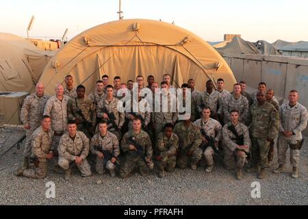 Studenten der Corporal Kurs Kurs 641-18 und ihrer Führung pose mit Command Sgt. Maj. Todd Sims, entschlossene Unterstützung stellvertretender Stabschef für Operationen älterer Soldat Führer nach einem Leadership Roundtable am Lager Shorab, Afghanistan, am 24. Mai. Der Unteroffizier ist natürlich eine Führung Seminar unter der Leitung von Personal- und älteren Unteroffiziere, die geführte Diskussionen über Ethik, Werte und Führung Marines' Charakter zu entwickeln und bringt Ihnen die Bedeutung der kleinen Einheit Führung. Stockfoto