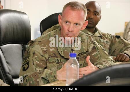 Command Sgt. Maj. Todd Sims, entschlossene Unterstützung stellvertretender Stabschef für Operationen älterer Soldat Führer, besuchte Task Force Südwesten in einem Leadership roundtable Diskussion als Teil des Corporal Kurs 641-18 am Lager Shorab, Afghanistan, 24. Mai teilzunehmen. Der Unteroffizier ist natürlich eine Führung Seminar unter der Leitung von Marine Personal- und älteren Unteroffiziere, die geführte Diskussionen über Ethik, Werte und Führung Marines' Charakter zu entwickeln und bringt Ihnen die Bedeutung der kleinen Einheit Führung. Stockfoto