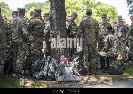 Soldaten, die aus dem 3D-US-Infanterie Regiment (Die Alte Garde) warten Sie auf Flaggen, auf dem Arlington National Cemetery, Arlington, Virginia, 24. Mai 2018 beginnen. Seit mehr als 60 Jahren Soldaten aus der alten Garde haben gefallenen Helden unserer Nation, indem sie US-Fahnen auf grabstätten für Service Mitglieder sowohl auf dem Arlington National Cemetery und die US-Soldaten" und "Flieger Home National Cemetery gerade vor dem Memorial Day Wochenende begraben geehrt. Innerhalb von vier Stunden, mehr als 1.000 Soldaten platziert 234,537 Flaggen vor jedem Grabstein und Columbarium und Nische Wandsäule. Stockfoto