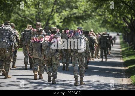 Soldaten, die aus dem 3D-US-Infanterie Regiment (Die Alte Garde) März hinunter McPherson Dr. während Flaggen auf dem Arlington National Cemetery, Arlington, Virginia, 24. Mai 2018. Seit mehr als 60 Jahren Soldaten aus der alten Garde haben gefallenen Helden unserer Nation, indem sie US-Fahnen auf grabstätten für Service Mitglieder sowohl auf dem Arlington National Cemetery und die US-Soldaten" und "Flieger Home National Cemetery gerade vor dem Memorial Day Wochenende begraben geehrt. Innerhalb von vier Stunden, mehr als 1.000 Soldaten platziert 234,537 Flaggen vor jedem Grabstein und Columbarium und Nische Wandsäule. Stockfoto