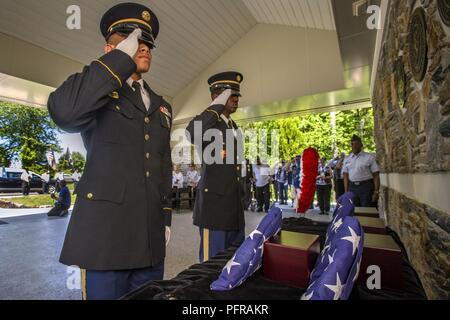 Us-Armee Sgt. Segne Sherrill, Links, und Sgt. Raheem Rowell, sowohl mit den New Jersey Army National Guard, Ehren während der 27 New Jersey Mission der Ehre Zeremonie Rendering-satz Brigadegeneral William C. Doyle Memorial Friedhof im Norden Hannovers Township, New Jersey, 24. Mai 2018. Die cremains von sieben Weltkriegveterane - James M. Bey, Walter R. Wangen, Herbert L. Felder, Leroy J. Jefferson, John Leake, Wesley Ross und Charles R. Upshaw Sr., ein koreanischer Veteranen, Booker Tullis Sr., Vietnam Veteran Samuel F. Dorsey jr., und eine Ära des Kalten Krieges veteran Willie E. Slater, wurden während geehrt Stockfoto