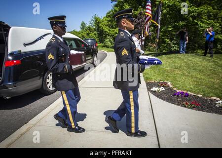 Us-Armee Sgt. Segne Sherrill, rechts, und Sgt. Raheem Rowell, sowohl mit den New Jersey Army National Guard, eine Fahne und eine Urne mit den cremains eines Veterans während der 27 New Jersey Mission der Ehre (NJMOH) Zeremonie an der Brigadier General William C. Doyle Memorial Friedhof im Norden Hannovers Township, New Jersey, 24. Mai 2018. Die cremains von sieben Weltkriegveterane - James M. Bey, Walter R. Wangen, Herbert L. Felder, Leroy J. Jefferson, John Leake, Wesley Ross und Charles R. Upshaw Sr.; Ein koreanischer Veteranen, Booker Tullis Sr., Vietnam Veteran Samuel F. Dorsey jr. und einen Co Stockfoto