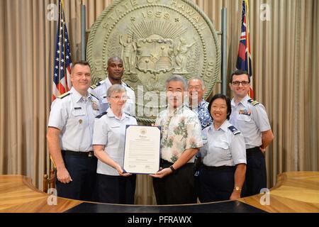 Coast Guard Mitglieder stehen mit reg. David Ige nach Erhalt eine Proklamation für Nationale Sicherheit Bootfahren Woche in Honolulu, 25. Mai 2018. Die nationalen sicheren Bootfahren Woche ist eine Initiative auf Tipps und das Bewusstsein für Wasser Sicherheit in der Öffentlichkeit verbreiten. Stockfoto