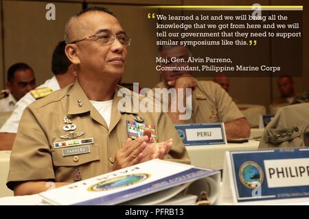 Generalmajor Alvin Parreño, Kommandant der Philippinischen Marine Corps, Claps bei der Schließung der Pazifischen amphibischen Führer Symposium (PALS) in Honolulu, Hawaii, 24. Mai 2018. Veranstaltungen wie PALS trägt dazu bei, die Interoperabilität zu stärken und die Zusammenarbeit in einem breiten Spektrum von militärischen Operationen - von der humanitären Hilfe und Katastrophenhilfe zu komplexen expeditionary Operations. Stockfoto