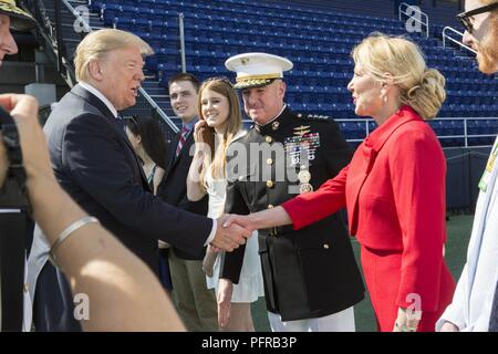 Der Herr Abgeordnete Donald J. Trumpf, Links, 45. Präsident der Vereinigten Staaten, grüßt Frau Gail Walters, rechts, Ehefrau von Gen. Glenn M. Walters, Mitte, Stellvertretender Kommandant des Marine Corps, bei der Graduierung und Inbetriebnahme Zeremonie der US Naval Academy Klasse von 2018, Annapolis, MD., 25. Mai 2018. Trump gab eine Graduierung an die 1.042 Graduierte Midshipmen, zusammen mit Übergabe jeder ihr Diplom. Stockfoto