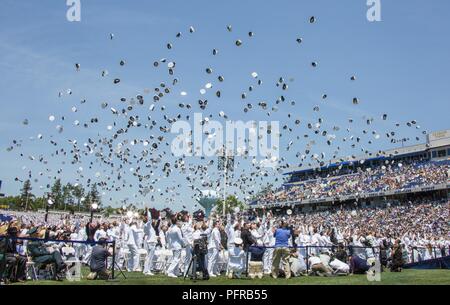 Neu gefördert US Marine Corps 2. Leutnants und U.S. Navy Fähnriche der US Naval Academy Klasse von 2018 ihre Abdeckungen in die Luft werfen während ihrer Graduierung und Inbetriebnahme Zeremonie, Annapolis, MD., 25. Mai 2018. Die Klasse von 2018 graduierte 1.042 Midshipmen und wurden von den Damen und Herren Donald J. Trumpf, 45. Präsident der Vereinigten Staaten gerichtet. Stockfoto