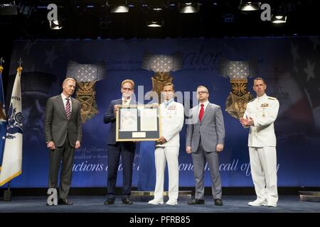 WASHINGTON (25. Mai 2016) Unterstaatssekretär der Marine Thomas B. Modly und pensionierter Master Chief Special Warfare Operator (Siegel) Britt halten Slabinski Slabinski die Halle der Helden Plakette in der Halle der Helden Induktion Zeremonie Freitag, 25. Mai 2018 für Slabinski im Pentagon Auditorium. Mit Slabinski und Modly sind stellvertretender Verteidigungsminister Patrick M. Shanahan, Links, Slabinski's Sohn, Bryce, Mitte, und Leiter der Naval Operations (CNO) John Richardson. Slabinski wurde der Ehrenmedaille von Präsident Donald J. Trumpf für seinen heldenhaften Aktionen im März 2002 während der Schlacht von Takur Ghar wh vergeben Stockfoto