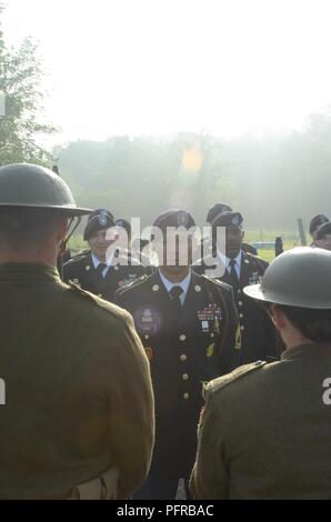 Sgt. 1. Klasse Maurice Smith, 1 Infanterie Division, ein Eingeborener von Philadelphia, Pennsylvania, steht vor seiner Ausbildung, durch Mitglieder der Kommandierende General montiert Color Guard flankiert, 1. Inf. Div., vor der 1-ID Denkmal rededication Zeremonie in Cantigny, Frankreich, 26. Mai 2018. Mitglieder der CGMCG trug der Erste Weltkrieg Ära "doughboy "Uniformen für die Zeremonie, die auch das hundertjährige der WWI Schlacht von Cantigny gekennzeichnet. Stockfoto