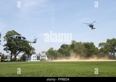 HARRISON, N.J. (25. Mai 2018) MH-60S Sea Hawk Hubschraubern zu "Die staubigen Hunde" der Hubschrauber Meer Combat Squadron (HSC) 7 Land während einer Luftfahrt Demonstration an der West Hudson Park als Teil der Fleet Week New York 2018 zugeordnet. Jetzt in seinem 30. Jahr, Fleet Week New York ist die Stadt der altehrwürdige Feier auf das Meer. Es ist eine einmalige Chance für die Bürger von New York und die umliegenden Tri-state-Area zu treffen Seemänner, Marinesoldaten und Küstenwache sowie Zeugnis aus erster Hand von den neuesten Funktionen der heutigen Maritime Services. Stockfoto