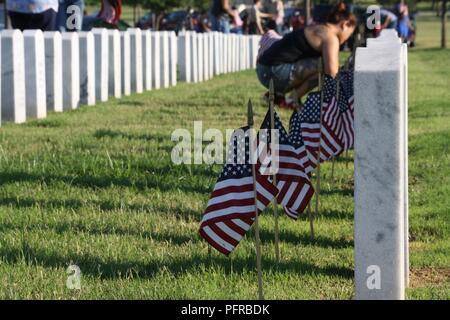 Viele Gemeindemitglieder versammelten sich in Central Texas State Veteran-kirchhof, Killeen, Texas, Fahnen auf das Grab zu legen sitzt der Service Mitglieder, 26. Mai 2018. Erwachsene und Kinder zusammen mit der Flagge Festlegung zu unterstützen. Stockfoto