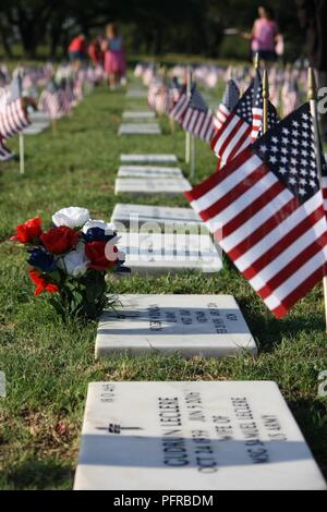 Mitglieder der Gemeinschaft beteiligen sich an Flag am Central Texas State Veteran-kirchhof, Killeen, Texas, 26. Mai 2018 zur Festlegung. Mitglieder tun dies der Service Mitglieder, die das ultimative Opfer für die Vereinigten Staaten von Amerika gegeben haben, zu gedenken. Stockfoto