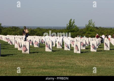 Mitglieder der Gemeinschaft versammelten sich in Central Texas State Veteran-kirchhof, Killeen, Texas, 26. Mai 2018 Flags auf Veteranen Grab zu legen. Hunderte von Mitgliedern zeigte für die Veranstaltung. Stockfoto