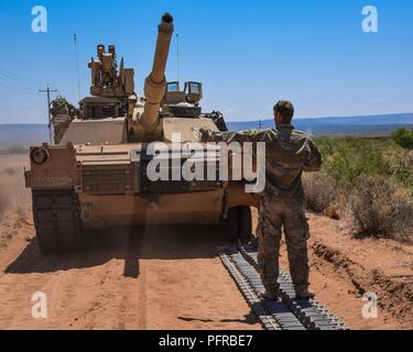 Spc. Derek Funken, ein kettenfahrzeug Mechaniker, mit Unternehmen D, 106 Support Battalion, unterstützt, einen Track wieder zusammen auf einem M1A1 Abrams Panzer in der Nähe von Oro Grande N.M., 21. Mai 2018. Der Tank war auf dem Weg live Feuer zu führen, wenn eine der Kettenplatten brach. Stockfoto