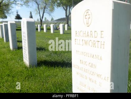 Brig. Gen. Richard E. Ellsworth's Grab ruht an der Black Hills National Cemetery in der Nähe von Sturgis, S.D., 26. Mai 2018. Flieger von Ellsworth Air Force Base, benannt nach dem Allgemeinen, haben Memorial Day Dienstleistungen auf dem Friedhof seit 2007 unterstützt. Stockfoto