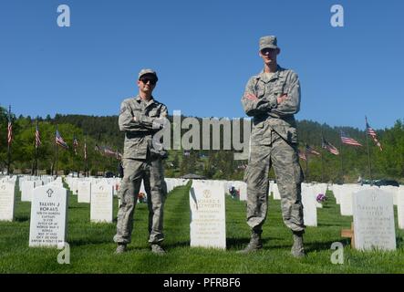 Staff Sgt. Logan Stringham und Airman 1st Class Chase Maurer, 28 Aircraft Maintenance Squadron crew Chiefs, posieren für das Memorial Day Wochenende im Black Hills National Cemetery in der Nähe von Sturgis, S.D., 26. Mai 2018. Dies ist das 11. Jahr Ellsworth im Falle teilgenommen hat. Stockfoto