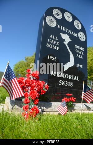 Ein Vietnam War Memorial Obelisken steht mit Fahnen und Blumen für das Wochenende am Memorial Day an der Black Hills National Cemetery in der Nähe von Sturgis, S.D., 26. Mai 2018 geschmückt. Der Black Hills National Friedhof sieht mehr als 10.000 Besucher während des Memorial Day Wochenende. Stockfoto