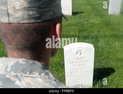 Airman 1st Class Chase Maurer, ein 28 Aircraft Maintenance Squadron Crew Chief, reflektiert über die Opfer, die von den Mitgliedern für das Memorial Day Wochenende im Black Hills National Cemetery in der Nähe von Sturgis, S.D., 26. Mai 2018. Ursprünglicher Zweck des Memorial Day war die Gräber der Service Mitglieder, die für die Verteidigung der Vereinigten Staaten während des Bürgerkrieges starb zu verzieren. Stockfoto