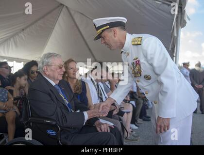 NORFOLK (26. Mai 2018) Chef der Naval Operations (CNO) Adm. John Richardson schüttelt Hände mit pensionierten Vice Adm. Kent Carroll während einer Gedenkveranstaltung zu Ehren der USS Scoprion (SSN 589) Segler, die auf See vor 50 Jahren verloren gegangen sind. Carroll war in Neapel, Italien an Commander, Task Force 69, und war auf der Pier die letzte Zeile aus zu werfen, wenn Scorpion von Neapel zog, ihren letzten Hafen. Gehalten an der Scorpion Denkmal auf der Naval Station Norfolk, der Zeremonie nahmen mehr als 500 Angehörige, Freunde und Shipmates der 99 Besatzungsmitglieder verloren. Lautsprecher für den Fall waren Leiter der N Stockfoto