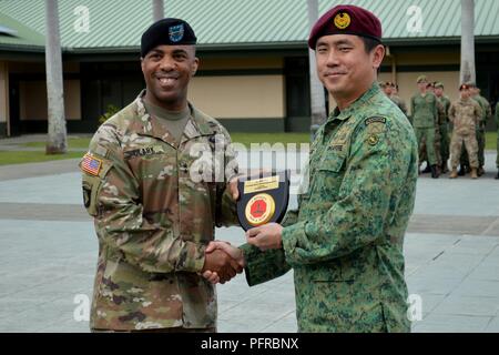 Oberst Leung Shing Tai (rechts), Commander, 6. Division, Singapur Armee, präsentiert ein Geschenk an Generalmajor Ronald S. Clark, Commander, 25 Infanterie Division, bei der Abschlussfeier für Tiger Balm 18 an der 298th Regiment, dokumentenportal Training (MFTU), Regional Training Institute (RTI), Kailua, Hawaii, am 26. Mai 2018. Tiger Balm ist eine jährliche bilaterale militärische Übung für die professionelle Beziehung zu verstärken, die Bekämpfung der Bereitschaft und Interoperabilität zwischen den USA und Singapur, und erfüllen und Nachweisen der regionalen Sicherheit, Partnerschaft und lösen. Stockfoto