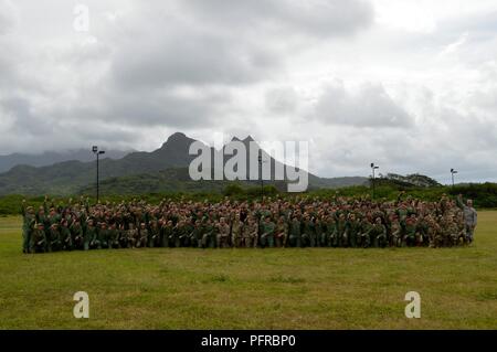 Us-Soldaten der 3. Brigade Combat Team zugewiesen, 25 Infanterie Division; die 29 Infantry Brigade Combat Team, Oklahoma Army National Guard; 426Th zivilen Angelegenheiten Bataillon, Oklahoma Army National Guard, und Singapur Soldaten in der 6. Division, Singapur Armee und 10 Singapur Infanterie Brigade stehen zusammen für eine Abschlussfeier Foto für Tiger Balm 18 an der 298th Regiment, dokumentenportal Training (MFTU), Regional Training Institute (RTI), Kailua, Hawaii, am 26. Mai 2018. Tiger Balm ist eine jährliche bilaterale militärische Übung für die professionelle rel zu verbessern Stockfoto