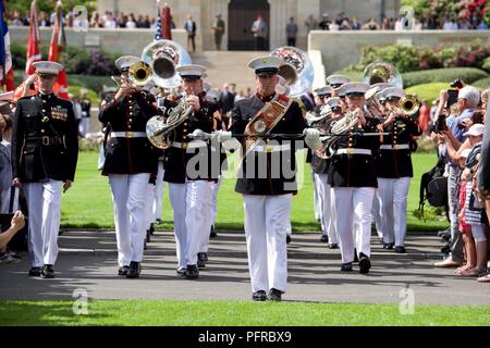 Marines mit dem zweiten Geschäftsbereich Marine Band März aus nach der Zeremonie der Schlacht von Belleau Wood Centennial am Aisne-Marne amerikanischen Friedhof, Frankreich, 27. Mai 2018. Die Zeremonie mit einer Gedenkstunde an die Opfer während des Ersten Weltkrieges. (Marine Corps Stockfoto