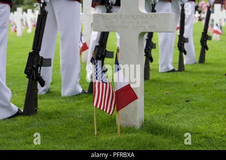 Marines mit dem Feuern Detail des 6. Marine Regiment stand während der Schlacht von Belleau Wood Centennial Zeremonie am Aisne-Marne amerikanischen Friedhof, Frankreich, 27. Mai 2018 bereit. Die Zeremonie mit einer Gedenkstunde an die Opfer im Ersten Weltkrieg. (Marine Corps Stockfoto