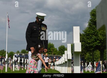 CWO 4 Rene Garcia, Personalreferentin mit maritimen Kräfte in Europa und in Afrika, besuche Grabsteine mit seiner Tochter während der Schlacht von Belleau Wood Centennial Zeremonie an Aisne-Marne amerikanischen Friedhof, Frankreich, 27. Mai 2018. Die grabsteine gehören zu U.S. Marines und Soldaten, die kämpften und im Belleau Wood von Frankreich während des Ersten Weltkrieges starb Stockfoto