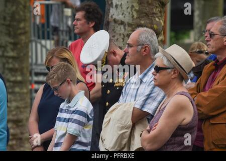 Marines und Zivilisten beobachten, ein Moment der Stille, während der Schlacht von Belleau Wood Centennial Zeremonie an Aisne-Marne amerikanischen Friedhof, 27. Mai 2018. Die Zeremonie abgehalten, um die Opfer der Männer, die kämpften und starben während des Ersten Weltkriegs zu ehren. Stockfoto