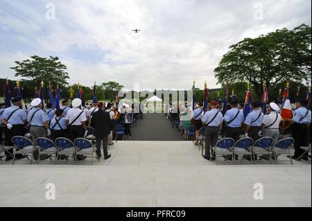 Eine C-130 Hercules führt eine Fliege über nach dem Abspielen der amerikanischen und französischen Nationalhymnen am Friedhof in Saint-Avold, Moselle, Frankreich, 27. Mai 2018. Zivile und militärische Beamte kamen zusammen, während der Zeremonie, wo die Teilnehmer für die Gefallenen service Mitglieder bezahlt. Lothringen, mit 10,489 Gräber, steht wie die größte amerikanische Weltkrieg II Friedhof in Europa. Stockfoto