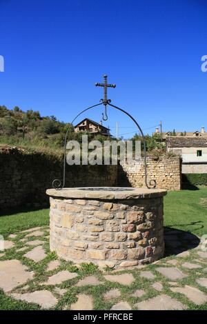 Spain, Santa Cruz de la Seros, Iglesia de San Caprasio, auch in der Kirche aus dem 12. Jahrhundert gegen den blauen Himmel eingestellt Stockfoto