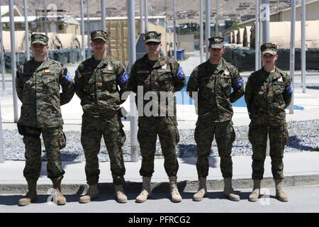 KABUL, Afghanistan (27 Mai 2018) - Internationale militärische Polizei von Bosnien und Herzegowina posieren für ein Gruppenfoto an Hamid Karzai International Airport, 27. Mai 2018. Bosnien und Herzegowina sind eine von 39 Nationen, die eine wesentliche Rolle in der NATO-Play-LED der entschlossenen Unterstützung der Mission. (Der entschlossenen Unterstützung Stockfoto