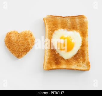 Herz Spiegelei innerhalb der Scheibe Toast und herzförmige Toast geformt Stockfoto